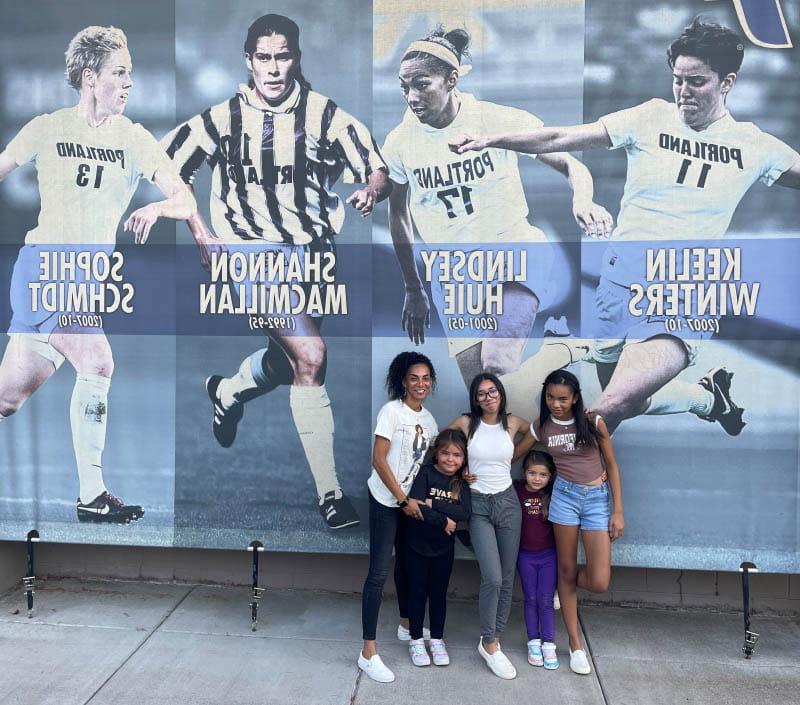 Lindsey Huie(右)和她的孩子(左起)Kinsley, Rylie, 波特兰大学的Kaia和Mimi, 2022年，这位足球运动员在那里入选了学校的体育名人堂. (Photo courtesy of Lindsey Huie)